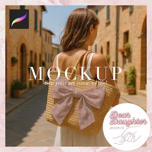 Puede incluir: Un bolso de paja con un lazo rosa y el texto "Dear Daughter Design Co." en un círculo. El bolso lo lleva una persona con un vestido blanco.