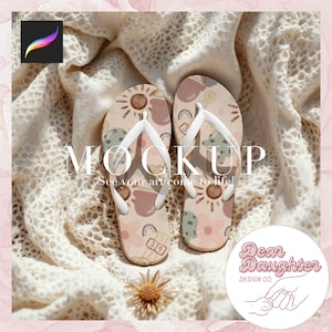Può includere: Un paio di infradito rosa con un cinturino bianco e un design colorato con un sole, fiori e numeri. Le infradito sono su una coperta bianca all'uncinetto. Il testo "MOCKUP" e "See your art come to life!" è visibile. Il testo "Dear Daughter DESIGN CO" è anche visibile in un cerchio rosa con un design di mani che si tengono.