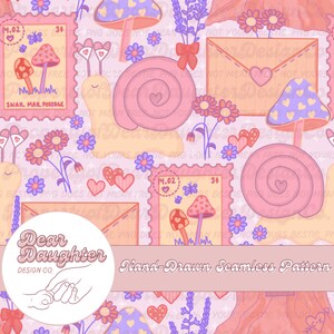 Può includere: Un motivo senza cuciture disegnato a mano con illustrazioni stravaganti. Il design include lumache, funghi, cuori, fiori e francobolli in tonalità di rosa, viola e pesca. È visibile anche il testo "Dear Daughter Design Co.".