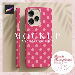 Op de afbeelding: Een felroze telefoonhoesje met een herhalend patroon van lichtroze stippen. De hoes wordt vanuit meerdere hoeken getoond. Het woord "MOCKUP" is in het wit gedrukt, met daaronder de tekst "See your art come to life". Een logo van "Dear Daughter Design Co." is zichtbaar.