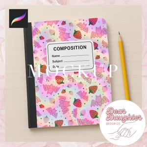 Puede incluir: Cuaderno de composición con una cubierta colorida con estampado de fresas y murciélagos. El cuaderno tiene un lomo negro y una etiqueta blanca que dice "Composition". Un lápiz amarillo descansa al lado.