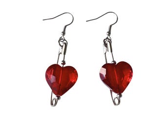 Orecchini con spilla di sicurezza a forma di cuore in cristallo rosso: gioielli gotici grunge
