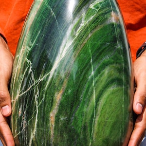 Grande uovo di cristallo di vivianite verde: pietra curativa da esposizione (340 mm)