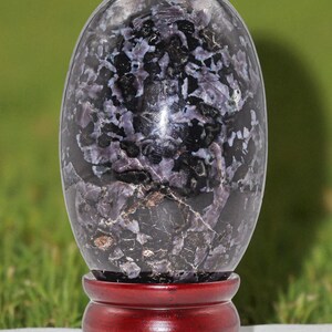 Pietra Lingam Gabbro Indaco: Statua di Cristallo Curativo da 110 MM