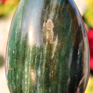 Uovo di cristallo di cianite verde da 150 mm: pietra curativa per i chakra