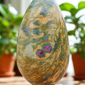 Uovo di cristallo di rubino fucsite: pietra curativa verde lucida, 110 mm