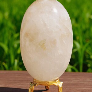 Lingam in petalite bianca lucida: pezzo forte in cristallo curativo - 90 mm