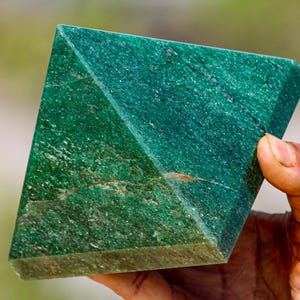 Grün Kyanit Kristall Pyramide: Polierter ägyptischer Heilstein (105 MM)