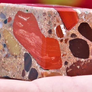 Cubo di cristallo conglomerato rosso lucido: pietra curativa decorativa da 40 mm