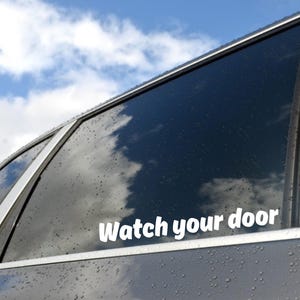 Let op je deur autosticker | Autostickers | Naamstickers | Stickers voor auto's | Bumperstickers | Waarschuwingssticker autodeur | Parkeerwaarschuwing
