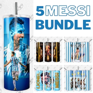 Könnte beinhalten: Ein Set aus fünf Edelstahlbechern mit verschiedenen Bildern des Fußballspielers Lionel Messi. Die Becher sind blau und weiß mit goldenen Akzenten. Die Becher sind Teil eines "5 Messi Bundles".