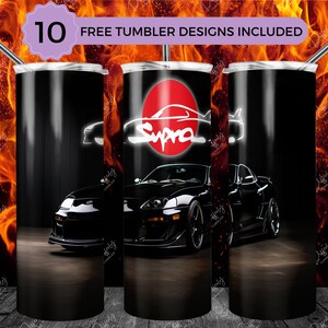 Może przedstawiać: Trzy czarne kubki ze stali nierdzewnej z czerwonym kółkiem i napisem "Supra" w kolorze białym. Kubki przedstawiają czarny samochód z czerwonymi akcentami. Tło jest ognistopomarańczowe.