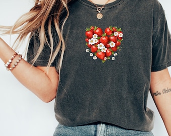 Strawberry Shirt Vintage Strawberry Clothes Strawberry Top Garden Shirt Aesthetic Clothing Cottagecore Clothes Botanical Shirt Strawberry