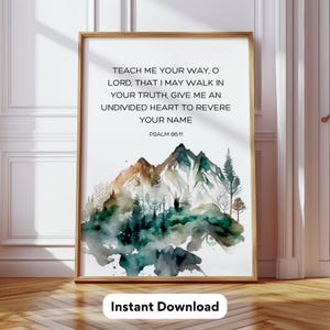 Könnte beinhalten: Ein Aquarellbild einer Bergkette mit einem Wald im Vordergrund. Das Bild enthält ein Zitat aus Psalm 86,11: "Lehre mich deinen Weg, HERR, damit ich in deiner Wahrheit wandele, gib mir ein ungeteiltes Herz, um deinen Namen zu verehren." Der Text ist schwarz und der Hintergrund ist weiß.