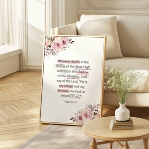 Puede incluir: Un dise&ntilde;o de arte de pared imprimible con una ilustraci&oacute;n floral rosa con un vers&iacute;culo b&iacute;blico del Salmo 91:1-2. El vers&iacute;culo dice: "El que habita en el abrigo del Alt&iacute;simo morar&aacute; bajo la sombra del Omnipotente. Dir&eacute; al Se&ntilde;or: &laquo;T&uacute; eres mi refugio y mi fortaleza, mi Dios, en ti conf&iacute;o.&raquo;