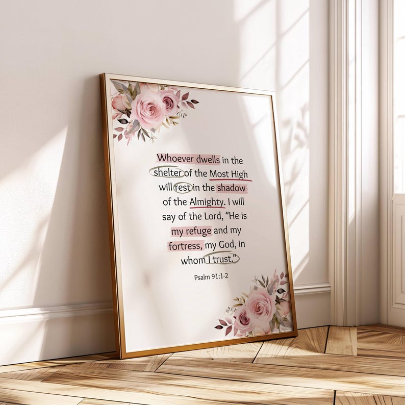 Puede incluir: Un dise&ntilde;o de arte de pared imprimible con una ilustraci&oacute;n floral rosa con un vers&iacute;culo b&iacute;blico del Salmo 91:1-2. El vers&iacute;culo dice: "El que habita en el abrigo del Alt&iacute;simo morar&aacute; bajo la sombra del Omnipotente. Dir&eacute; al Se&ntilde;or: &laquo;T&uacute; eres mi refugio y mi fortaleza, mi Dios, en ti conf&iacute;o.&raquo; Salmo 91:1-2"