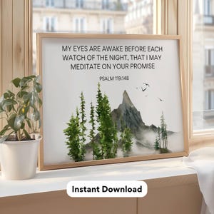 Peut inclure: Une illustration aquarelle imprimable d'une chaîne de montagnes avec des arbres et du brouillard. Le texte dit "Mes yeux sont éveillés avant chaque veille de la nuit, afin que je puisse méditer sur ta promesse. Psaume 119:148".