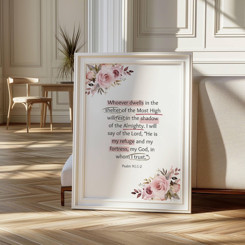 Puede incluir: Un dise&ntilde;o de arte de pared imprimible con una ilustraci&oacute;n floral con flores rosas y blancas. El texto dice: "El que habita al abrigo del Alt&iacute;simo morar&aacute; bajo la sombra del Omnipotente. Dir&eacute; yo a Jehov&aacute;: Mi esperanza y mi fortaleza, mi Dios, en quien conf&iacute;o." Salmo 91:1-2"