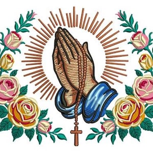 Könnte beinhalten: Gesticktes Bild von betenden Händen mit Rosenkranz und Kreuzanhänger. Die Hände sind von einem strahlenden Sonnenstrahl und einem Kranz aus rosa und gelben Rosen mit grünen Blättern umgeben. Das Bild befindet sich auf weißem Hintergrund.
