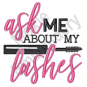 Puede incluir: Diseño de bordado rosa y negro con el texto "ask me about my lashes" y una varita de rímel negra.