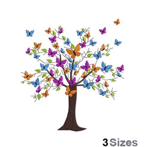 Könnte beinhalten: Stickerei eines Baumes mit bunten Schmetterlingen. Der Baum hat einen braunen Stamm und grüne Blätter. Die Schmetterlinge sind in Blautönen, Rosa, Orange und Lila.