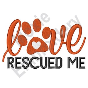Może przedstawiać: Wzór haftu w kolorze pomarańczowym i białym z tekstem "Love Rescued Me" i odciskiem łapy z sercem w środku.