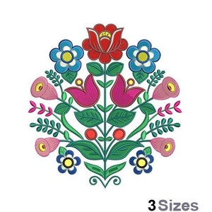 Peut inclure: Motif de broderie florale coloré avec un arrangement central de fleurs stylisées rouges, roses et bleues, avec des feuilles et des tiges vertes. Le design comprend le texte "3 Sizes" en bas.