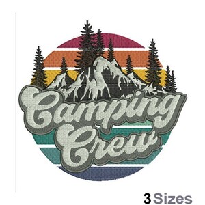 Puede incluir: Diseño bordado que presenta una cordillera de montañas con una puesta de sol retro detrás. El texto "Camping Crew" está en una fuente vintage.