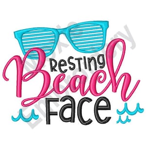 Puede incluir: Diseño bordado con el texto "Resting Beach Face" en letras rosa y negras. Unas gafas de sol azules con rayas blancas están por encima del texto. Dos líneas onduladas azules están debajo del texto.