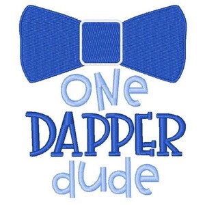 Op de afbeelding: Blauw vlinderdasontwerp met de woorden "One Dapper Dude" in blauwe en lichtblauwe letters. Geschikt voor een verjaardag of speciale gelegenheid.