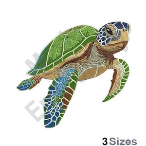 Puede incluir: Una tortuga marina bordada en verde, azul y marrón con un diseño de caparazón detallado. La tortuga está nadando con la cabeza girada hacia un lado.