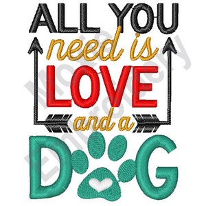 Könnte beinhalten: Stickerei mit dem Text "All you need is love and a dog" in Schwarz, Gelb, Rot und Gold. Unter dem Text befindet sich ein grüner Pfotenabdruck mit einem weißen Herzen.