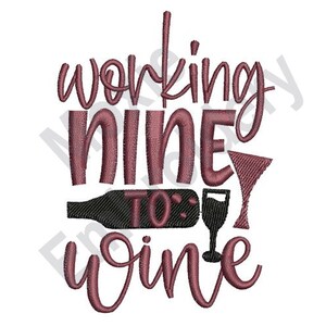 以下が含まれることがあります： ピンクの「working nine to wine」という刺繍デザイン。デザインにはワインボトルとワイングラスが含まれています。