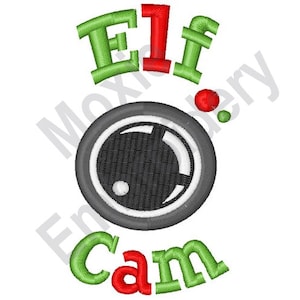 以下が含まれることがあります： 緑と赤の刺繍デザインで、「Elf Cam」の文字と白黒のカメラレンズがあります。