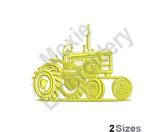 Puede incluir: Diseño bordado amarillo de un tractor vintage con ruedas grandes. El tractor está orientado hacia la izquierda y tiene un solo tubo de escape.