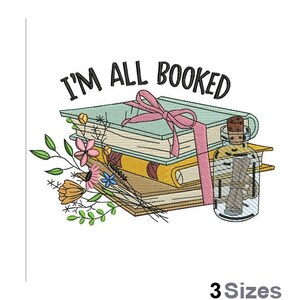 Può includere: Una pila di libri con un nastro rosa e una bottiglia di vetro con un tappo di sughero. I libri sono legati insieme da un nastro rosa. Il testo "I'm All Booked" è sopra i libri.