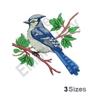 Könnte beinhalten: Eine gestickte Darstellung eines Blauhähers, der auf einem Zweig mit grünen Blättern sitzt. Der Vogel hat einen blauen Kopf, Flügel und Schwanz, eine weiße Brust und schwarze Augen. Das Design ist in drei Größen erhältlich.