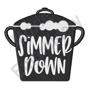 Puede incluir: Diseño de bordado en blanco y negro de una olla con el texto "Simmer Down" en ella.