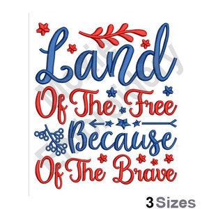 Puede incluir: Diseño bordado con el texto "Land Of The Free Because Of The Brave" en letras rojas y azules con estrellas y un pequeño diseño de rama. El texto "3 Sizes" está en la parte inferior de la imagen.