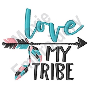 Puede incluir: Un diseño de bordado que presenta una flecha azul turquesa con plumas rosas y turquesas y el texto "Love My Tribe" en negro.
