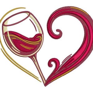 Può includere: Un disegno ricamato con un bicchiere di vino rosso integrato in una forma a cuore. Il bicchiere e il cuore sono delineati in oro, con l'interno del cuore riempito di filo rosso.