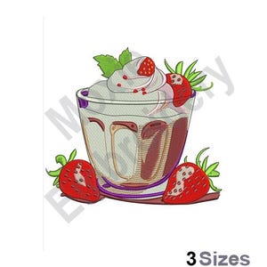 Puede incluir: Un vaso de crema batida con fresas en la parte superior. El vaso está decorado con un borde morado y un diseño de espiral marrón. Hay dos fresas a los lados del vaso.