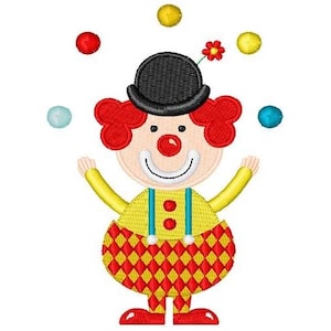 Puede incluir: Un payaso de dibujos animados con pelo rojo, un sombrero negro y un traje a cuadros amarillo y rojo está haciendo malabares con cinco bolas de colores.