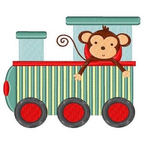 以下が含まれることがあります： 窓から顔を出したサルがいる緑と赤のオモチャの電車。電車は黄色のストライプと赤い車輪がついています。