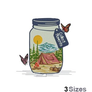 以下が含まれることがあります： テント、焚き火、山、太陽など、キャンプのシーンが描かれたガラス瓶の刺繍デザイン。瓶は青い蓋と「Collect Moments」と書かれたタグが付いています。瓶には赤い蝶とピンクの蝶が2匹います。