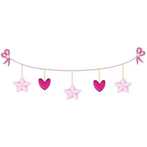 Puede incluir: Guirnalda de cuerda rosa y roja con estrellas rosas y corazones rojos colgando de ella. La guirnalda tiene lazos rosas en cada extremo.