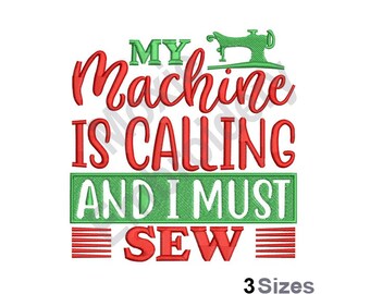 Puede incluir: Diseño de bordado rojo y verde con una máquina de coser y el texto "My Machine Is Calling And I Must Sew".
