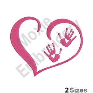 Può includere: Design rosa a forma di cuore con due impronte di mani rosa all'interno. Le impronte di mani sono stilizzate per assomigliare a impronte di mani di bambini.