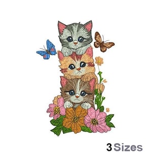 Puede incluir: Un diseño bordado con tres gatitos apilados con diferentes patrones de pelaje: gris, naranja y marrón. Mariposas y flores coloridas rodean a los gatitos. El texto "3 Sizes" está en la parte inferior.