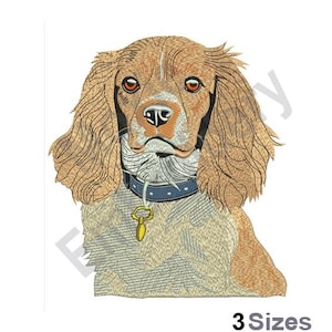 Könnte beinhalten: Gesticktes Porträt eines Cocker Spaniels. Der Hund hat hellbraunes Fell, einen blauen Kragen und ein goldfarbenes Anhängerschild. Das Bild ist eine detaillierte Nahaufnahme des Gesichts und der Brust des Hundes. Der Text "3 Sizes" steht unten.